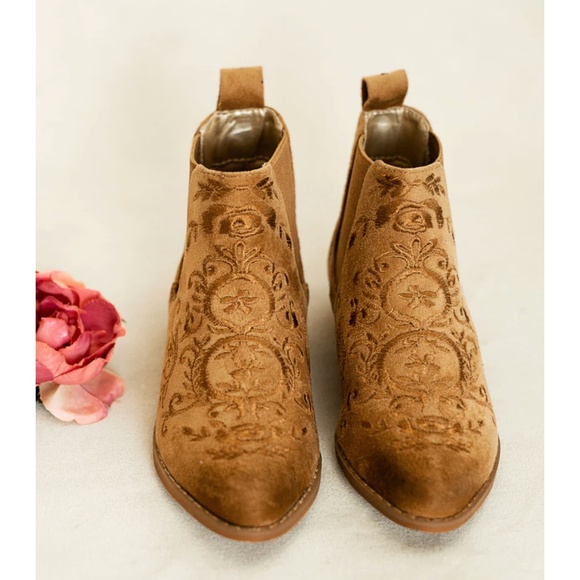 NIB Chelsey Boot in Nutmeg Y4 - Picture 4 of 16